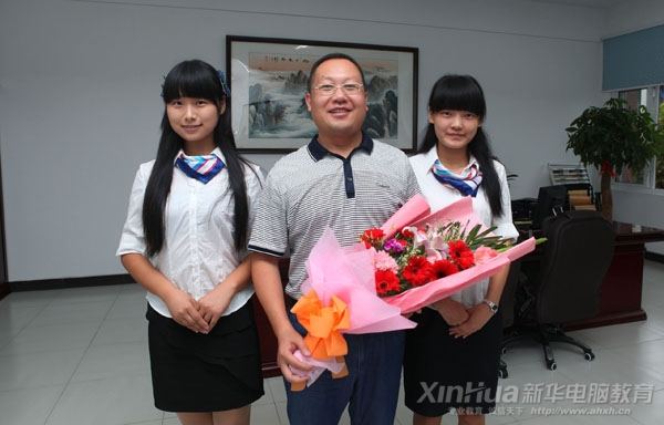 同學們為學院院長何貴金送上鮮花和祝福