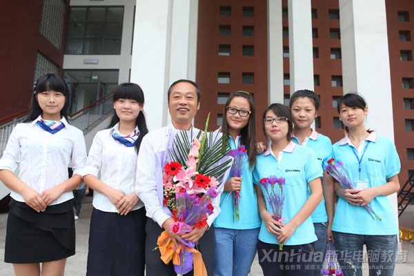 同學們祝副院長孫禮平教師節快樂,并合影留念