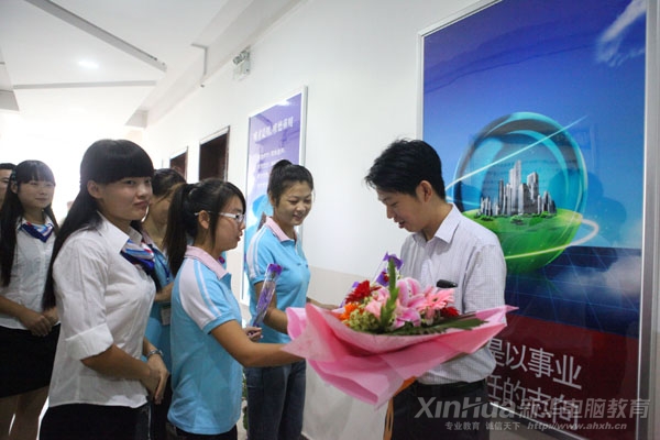 同學們為副院長王勝送來鮮花和祝福