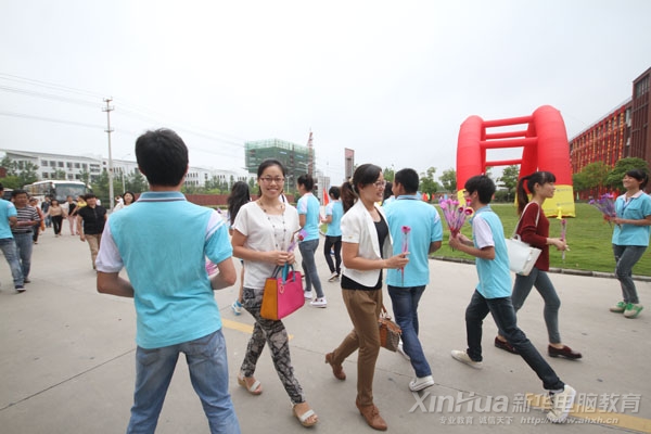 整個校園里都洋溢著幸福、喜悅和感動