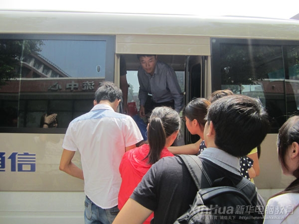 就業辦老師幫畢業生提運行李