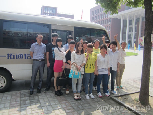 畢業學子臨走前合影留念