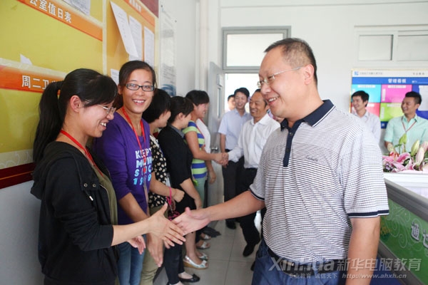 何院長(zhǎng)等人親切慰問(wèn)各專(zhuān)業(yè)老師