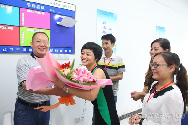 何院長(zhǎng)為老師鮮花,并祝大家教師節(jié)快樂(lè)