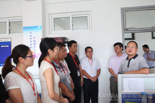 何院長(zhǎng)等人慰問(wèn)專(zhuān)職班主任