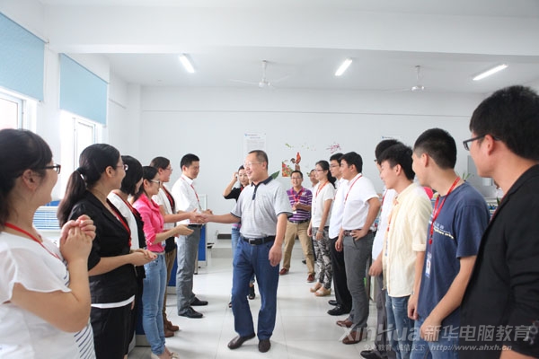 何院長(zhǎng)慰問(wèn)學(xué)院綜合學(xué)科老師