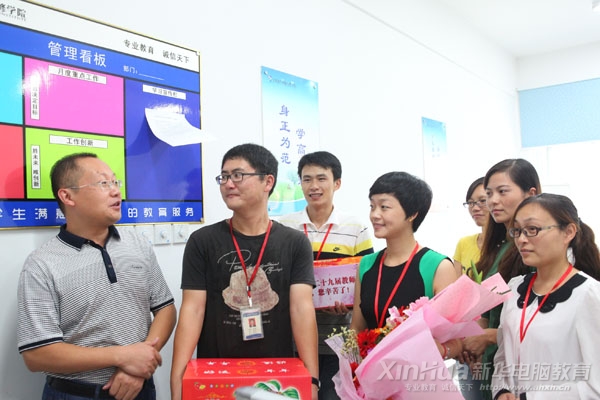 何院長(zhǎng)詢問(wèn)大家的工作情況