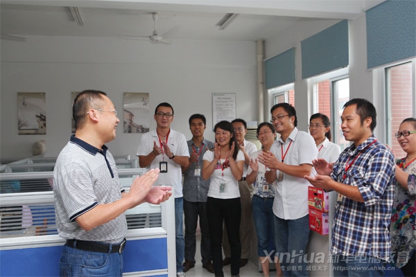 何院長(zhǎng)祝老師們節(jié)日快樂(lè)