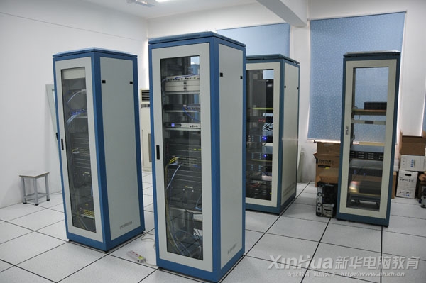 H3C網(wǎng)絡(luò)學(xué)院實(shí)訓(xùn)基地內(nèi)配備的大型交換機(jī)機(jī)柜
