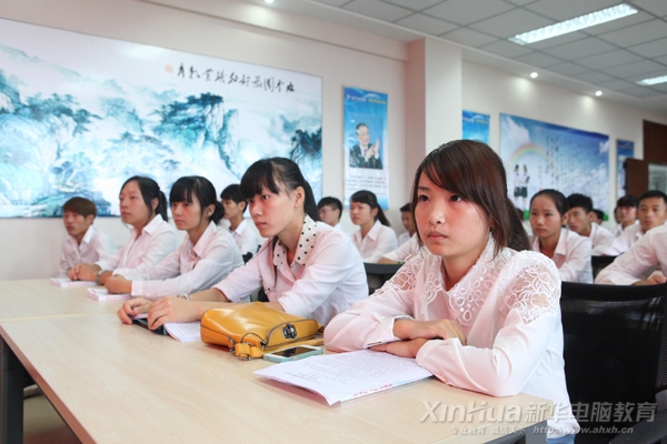 參加開班儀式的同學認真聽講