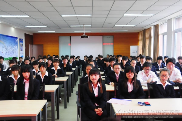 同學們認真聆聽領導講話