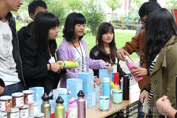 淘寶創業班同學向大家展示保溫杯的構造和質量