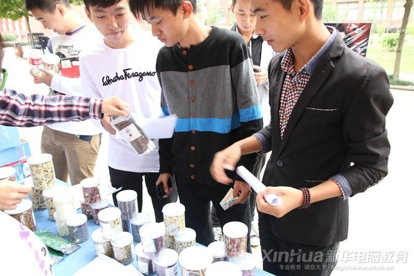 花果茶銷售現場,同學們興趣濃厚