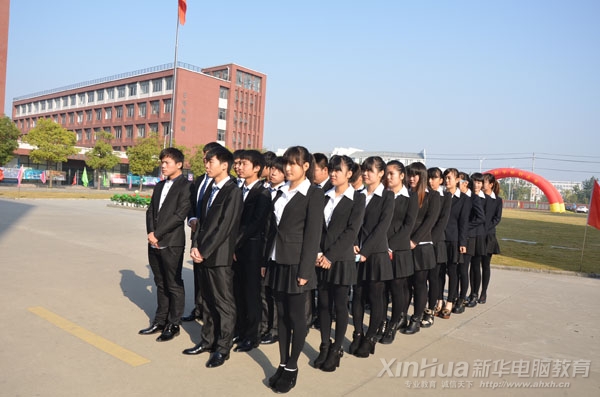 身著職業(yè)裝的實訓(xùn)班學(xué)生,精神抖擻,氣質(zhì)非凡