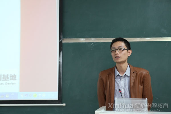 安徽新華電腦專修學(xué)院杰出學(xué)子孟曉冬在開班儀式上發(fā)言