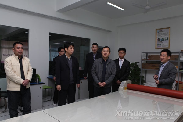 參觀廣告藝術(shù)實(shí)訓(xùn)基地印刷設(shè)備