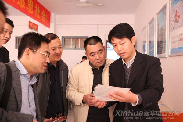 王院長向大家介紹學(xué)子邱瑞的攝影作品