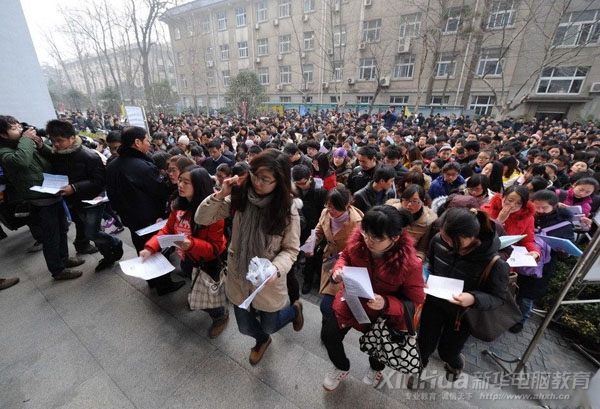 “理想崗”萬人競爭,壓力大,圖為國考場面