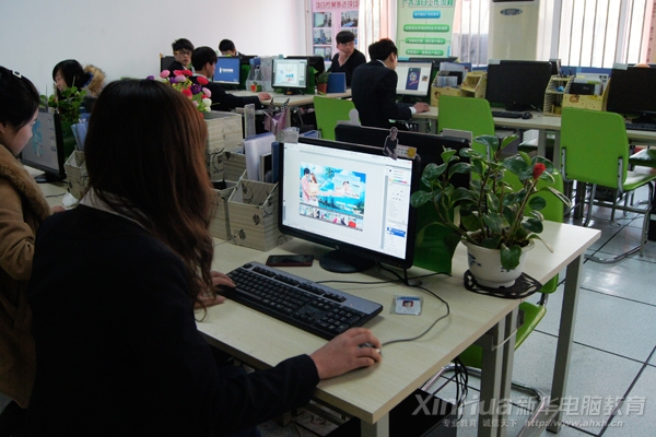 比賽快結束時,這位女同學依然在認真修飾作品