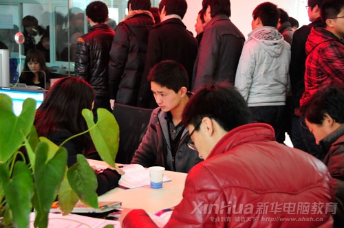 新華咨詢中心內,男孩專注地聽老師介紹專業