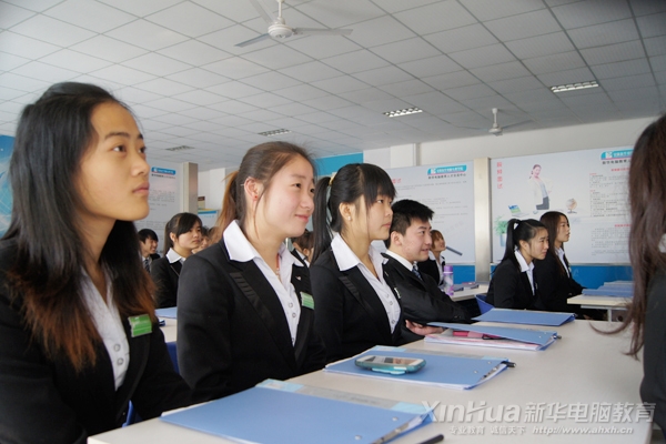 同學們面帶微笑,認真聽講