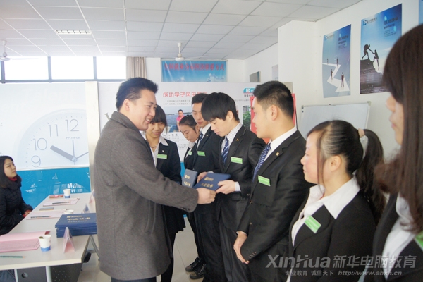 學院藝術系主任給同學們頒發畢業證書