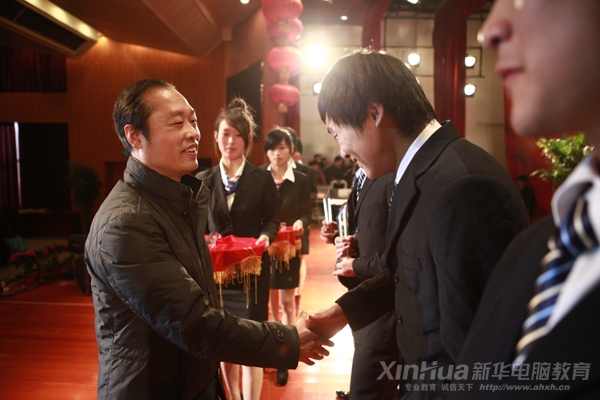 安徽新華電腦專修學院副院長孫禮平為獲獎學子頒獎