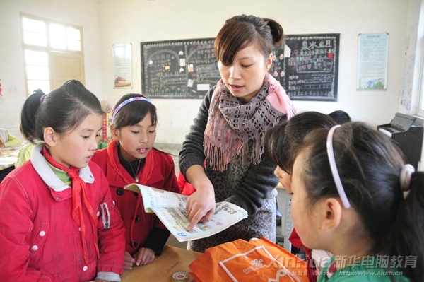 安徽新華電腦專修學(xué)院的老師正在帶領(lǐng)孩子們學(xué)習(xí)英語(yǔ)