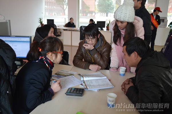 學(xué)生和家長(zhǎng)認(rèn)真地在聽專業(yè)咨詢老師介紹專業(yè)課程