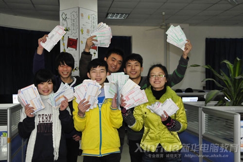 新華電子商務班同學手握訂單,信心滿滿