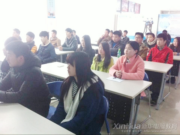 參加應(yīng)聘的學(xué)生正認(rèn)真聽講