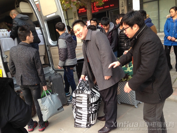 就業辦老師幫就業學子安放行李