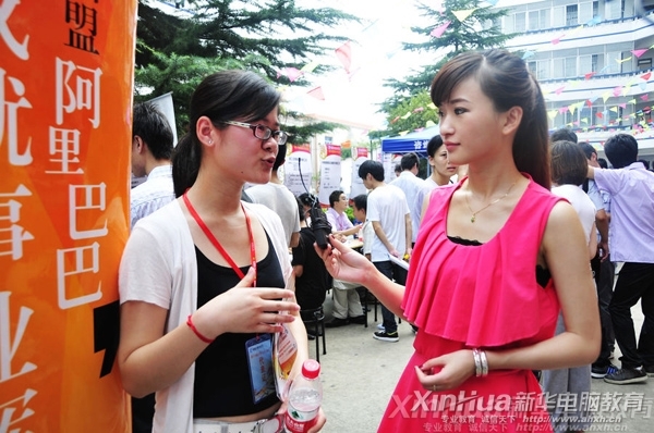 招聘企業阿里巴巴人事經理正在接受合肥電視臺記者的采訪