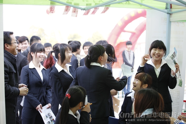 招聘現(xiàn)場(chǎng)趣事不斷,同學(xué)們樂開了花