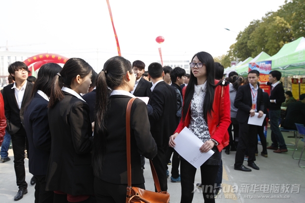 偌大的新華校園擠滿應(yīng)聘學(xué)子和招聘企業(yè)代表