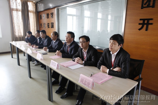 參加此次開班儀式的領導和老師