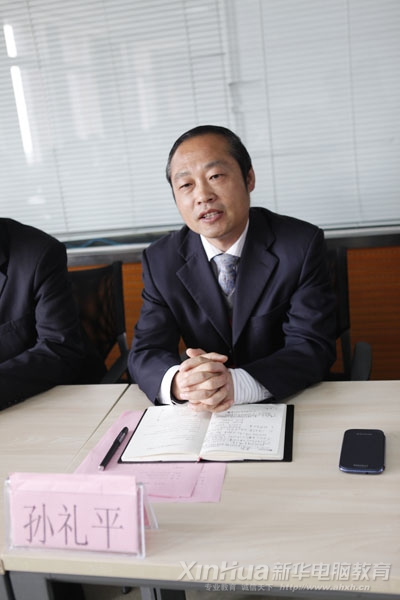 安徽新華電腦專修學院副院長孫禮平在開班儀式上發表重要講話