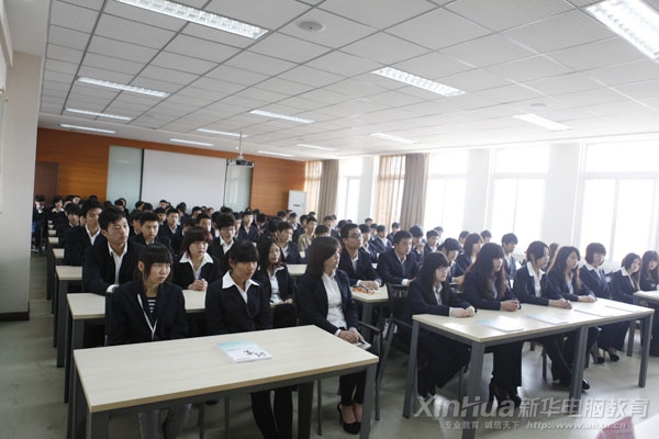 同學們衣著整齊,精神抖擻地聆聽領導講話