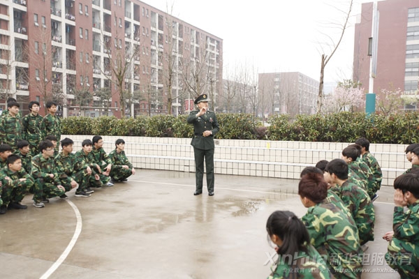 同學們正在聆聽教官的諄諄教誨