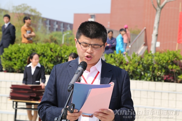 學院學生處處長汪明明宣讀《關于表彰2014級春季新生軍訓先進班級、優秀宿舍和優秀標兵的決定》