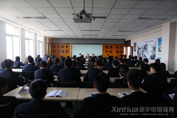 校領導和同學們積極互動中