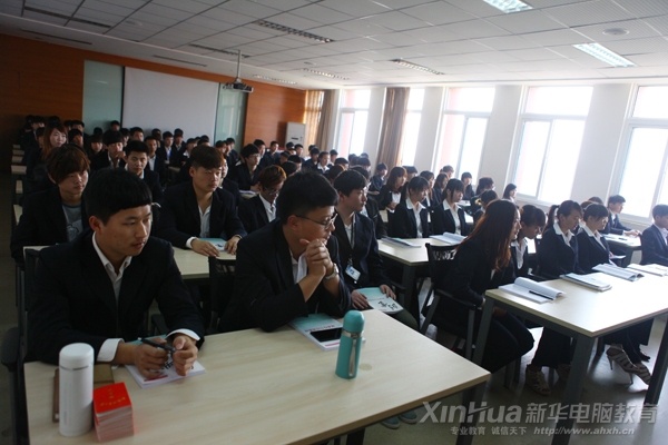 同學們正在全神貫注的聆聽會議講話