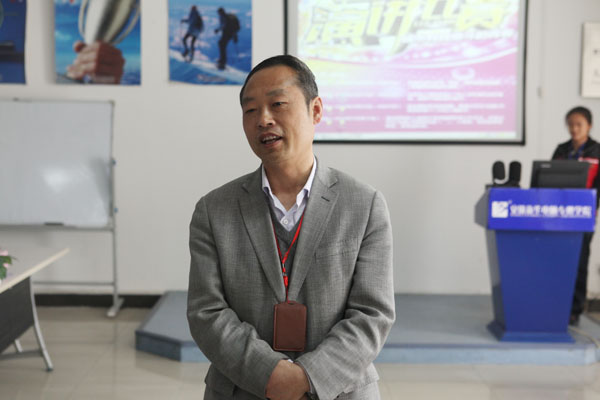 新華電腦孫院長正發表熱情洋溢的講話