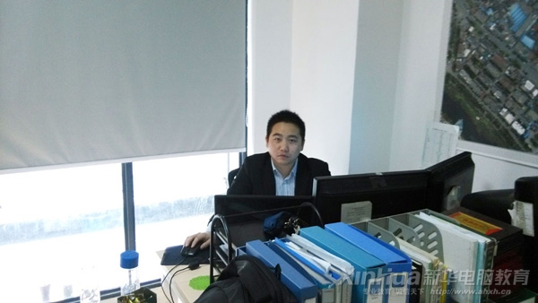 在數據部部門經理辦公室內的