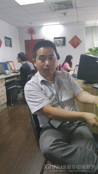 正在辦公室內投入工作的許明