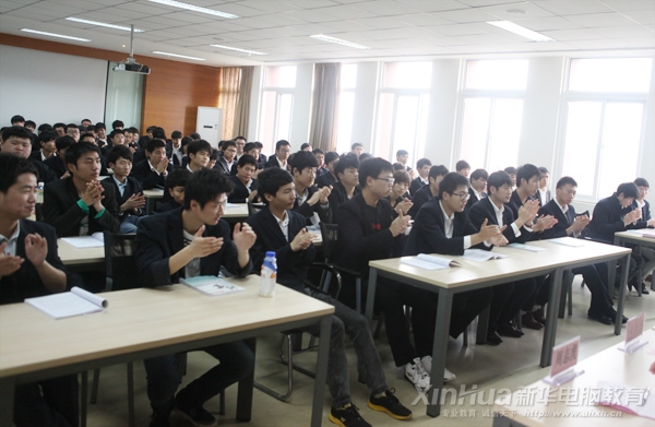 同學們興高采烈的聽取會議內(nèi)容