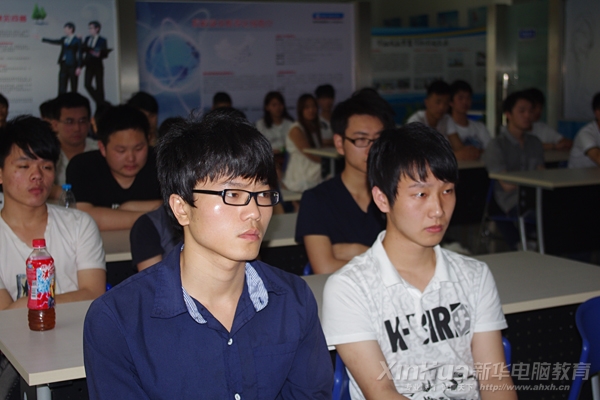 認真聽講的新華學子