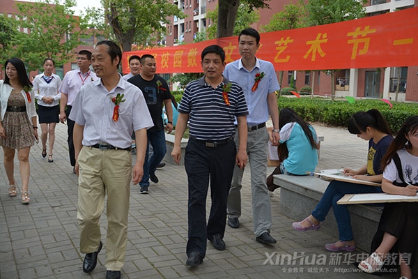 安徽新華電腦專修學(xué)院副院長孫禮平及學(xué)院其他領(lǐng)導(dǎo)和嘉賓來到現(xiàn)場