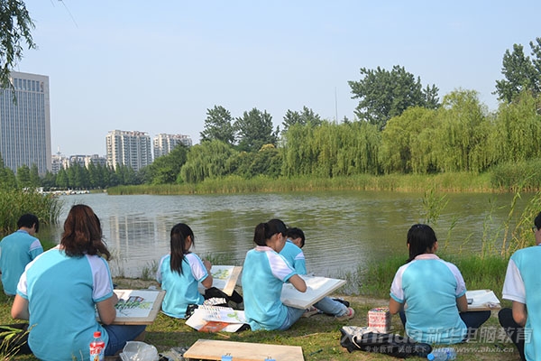 同學(xué)們?cè)陲L(fēng)景如畫的生態(tài)公園認(rèn)真作畫