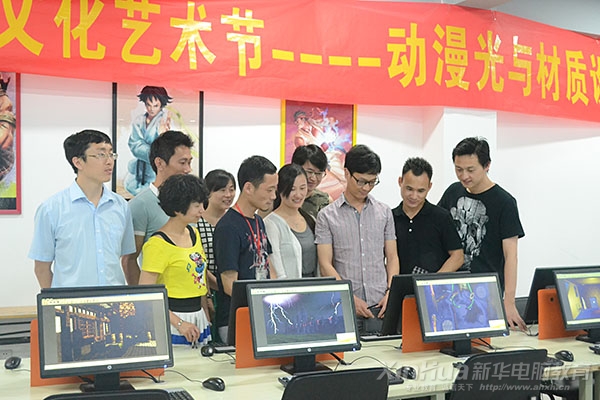 老師們對優(yōu)秀作品表示贊許